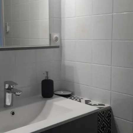 Joli 2p Renove Bord De Mer * Mandelieu